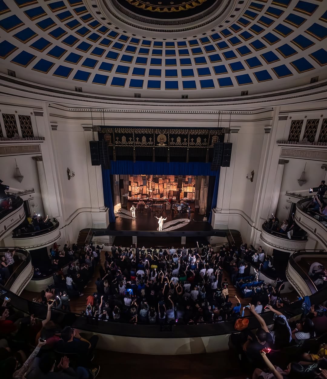 Los Bunkers: Viaje acústico que vibra a la velocidad de la luz